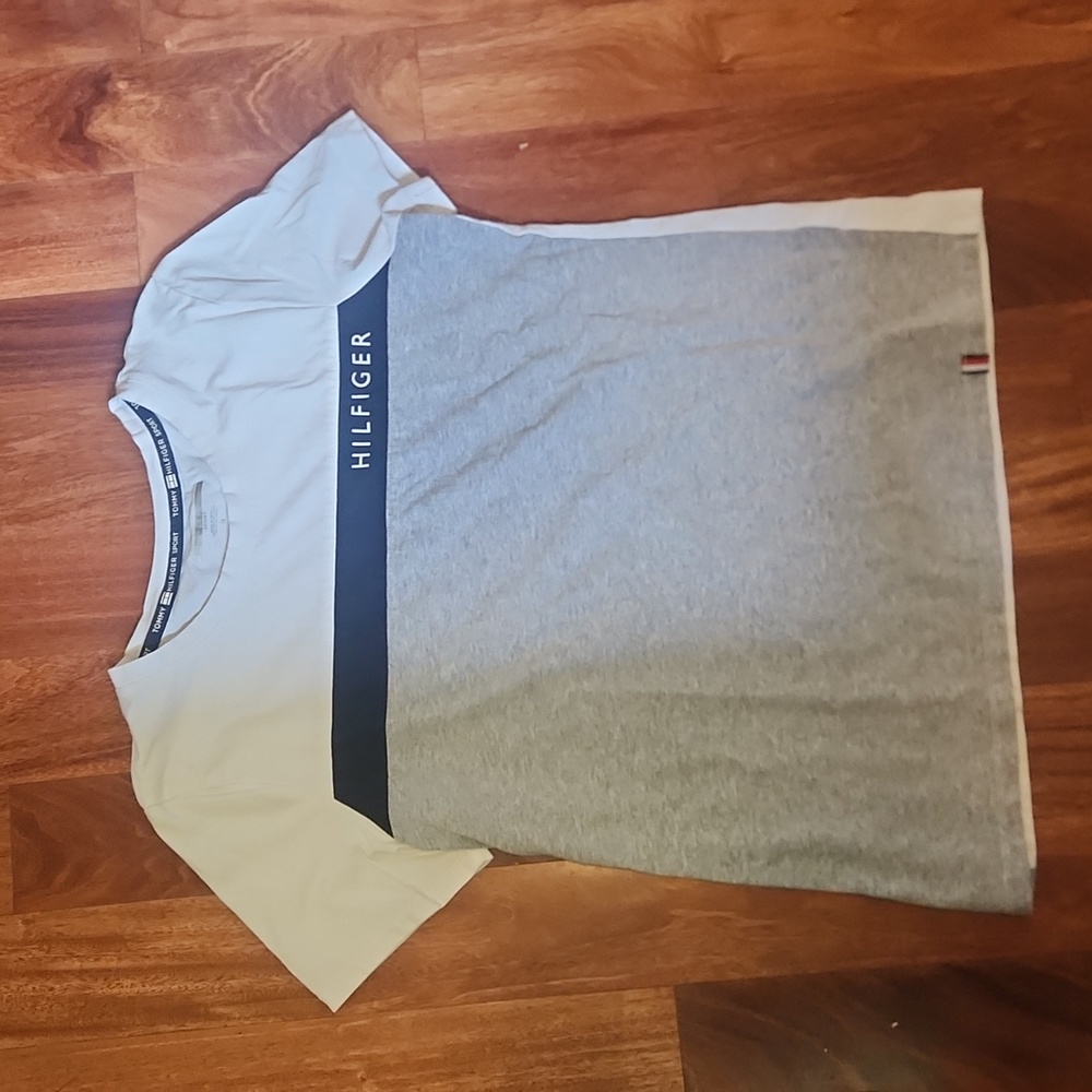 Women's  Hilfiger tshirt